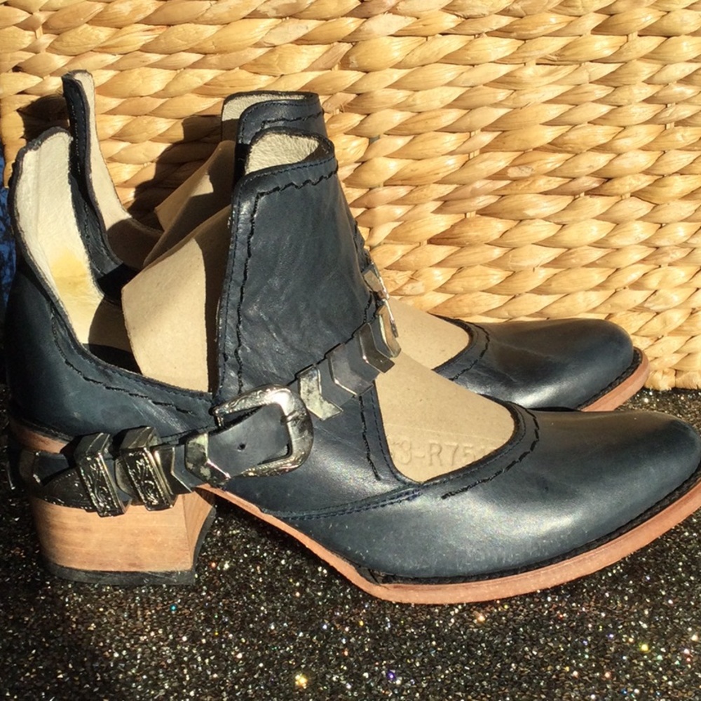 Free bird by Steven navy Blade size 8 short boots